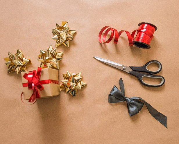 Personal touches with gift wrapping paper and accessories