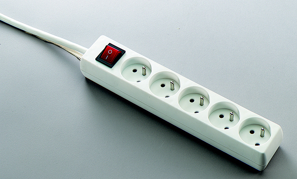 Multiprise 5 prises avec interrupteur - cordon 1,5 m