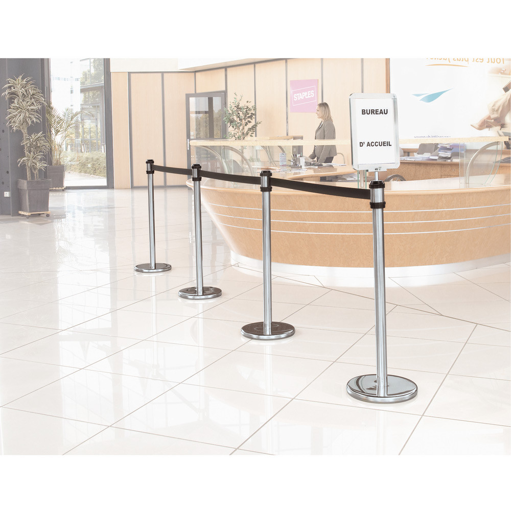 Poteau de balisage à enrouleur chromé, sangle rouge