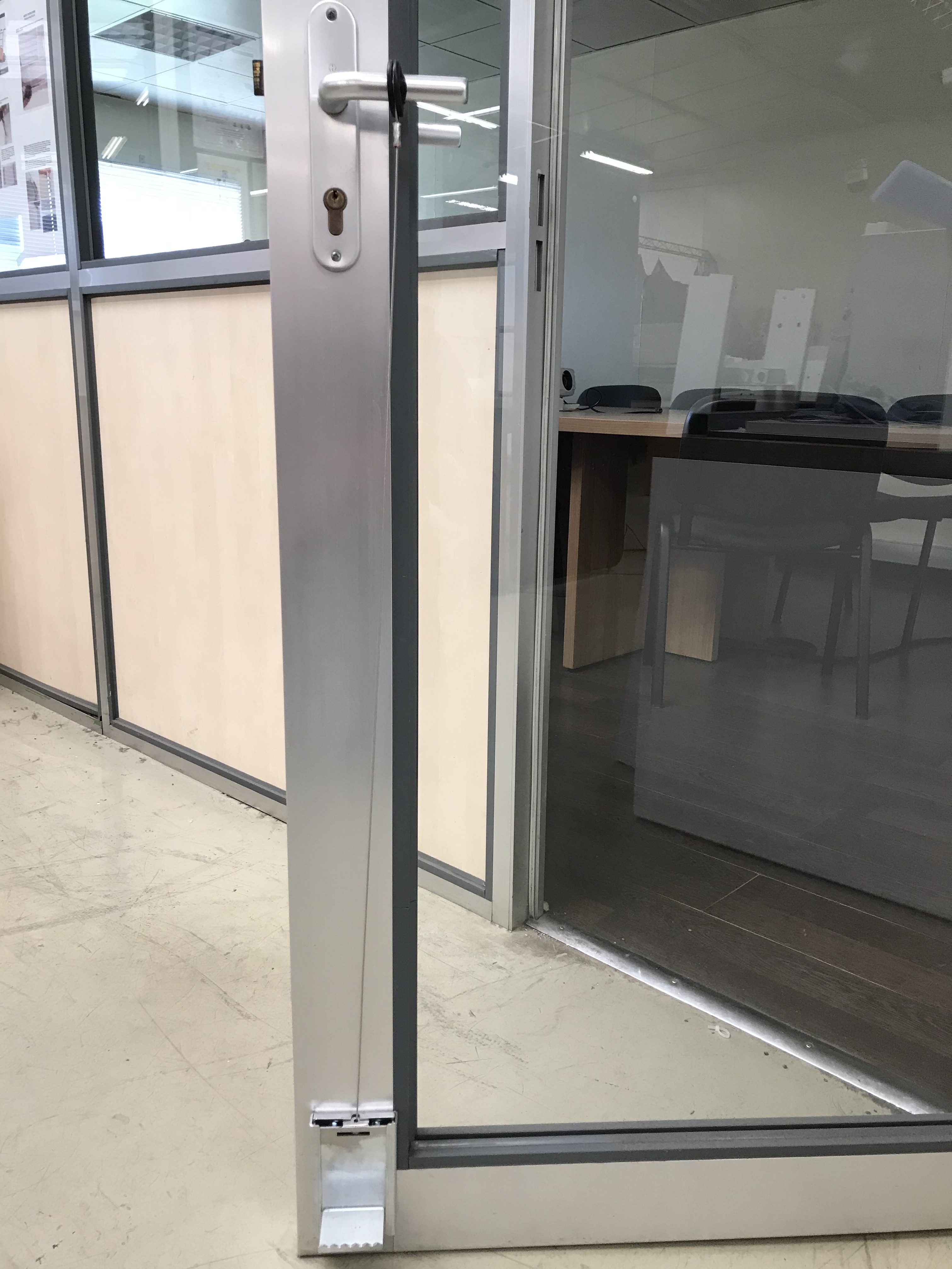 Système d'ouverture de porte avec le pied