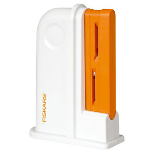 Aiguiseur de ciseaux universel Fiskars® coloris blanc/orange Aiguiseur de ciseaux universel Fiskars® coloris blanc/orange