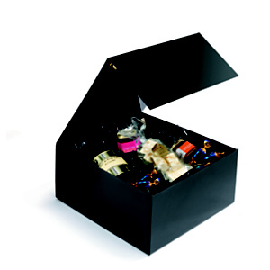 Boîte cadeau carton fermeture aimantée L.22,5 x l.22,5 x H.10,5 cm - Noir brillant - Lot de 10 Boîte cadeau carton fermeture aimantée L.22,5 x l.22,5 x H.10,5 cm - Noir brillant - Lot de 10