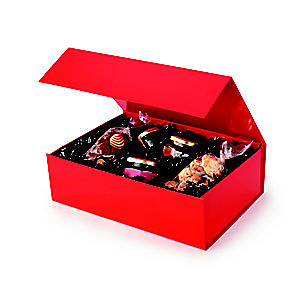Boîte cadeau carton fermeture aimantée L.37,5 x l.26,5 x H.6,5 cm - Rouge brillant Boîte cadeau carton fermeture aimantée L.37,5 x l.26,5 x H.6,5 cm - Rouge brillant