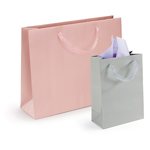Bolsa de papel charol con asas de organdí Bolsa de papel charol con asas de organdí