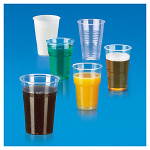 Gobelet et verre plastique