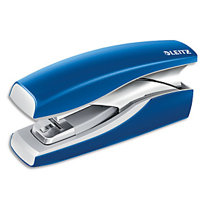 LEITZ Agrafeuse sur socle NeXXt Softpress Flat Clinch, agrafes 24-26/6, 24/8, capacité 30 feuilles. Bleu LEITZ Agrafeuse sur socle NeXXt Softpress Flat Clinch, agrafes 24-26/6, 24/8, capacité 30 feuilles. Bleu