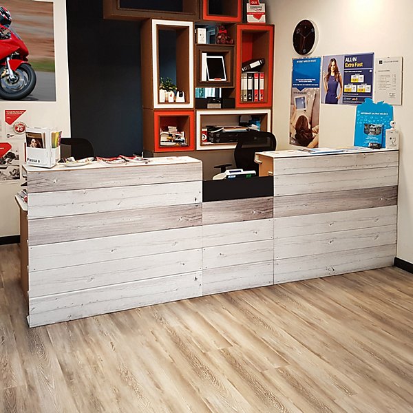 Linea EcoDesign Bancone Reception in cartone Quercia, Piani rivestiti in laminato, Fronte con stampa effetto doghe in legno, 100 x 78 x 105 cm, Bianco/Avana - 2