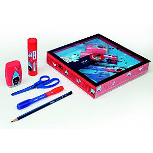 MILAN Shark Attack azul y rojo Caja con 6 productos: 1 goma de borrar, 1 lápiz, 1 bolígrafo, 1 barra de pegamento, 1 tijeras y 1 afilaborra MILAN Shark Attack azul y rojo Caja con 6 productos: 1 goma de borrar, 1 lápiz, 1 bolígrafo, 1 barra de pegamento, 1 tijeras y 1 afilaborra