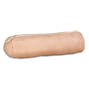 OXFORD Trousse fourre-tout ronde en cuir teinté. Coloris Nude (Beige Clair). Dimensions : 22 x 6 cm OXFORD Trousse fourre-tout ronde en cuir teinté. Coloris Nude (Beige Clair). Dimensions : 22 x 6 cm