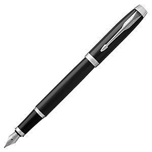 Parker stylo plume IM, laqué noir et attributs chromés, pointe moyenne et recharge d’encre bleue