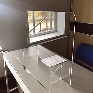 Plexiglas scherm voor balie of bureau met doorgeefsleuf Plexiglas scherm voor balie of bureau met doorgeefsleuf