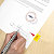 Post-it® Marcapáginas medianos con indicación de firma de 25,4 x 43,2 mm en amarillo Paquete de 50 con dispensador 680-31 - 3
