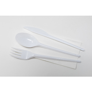 Set coltello, forchetta e cucchiaio monouso in PS con tovagliolo mono velo, Riciclabile, Bianco (confezione 600 pezzi) Set coltello, forchetta e cucchiaio monouso in PS con tovagliolo mono velo, Riciclabile, Bianco (confezione 600 pezzi)