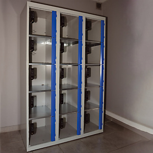 Vestiaire 3 x 5 cases gris/ bleu portes plexi à serrure E10 à code électronique Vestiaire 3 x 5 cases gris/ bleu portes plexi à serrure E10 à code électronique