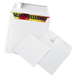 Vierkante envelop in wit offsetpapier, met zelfklevende sluiting en beschermstrip